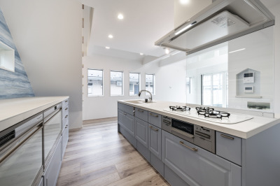 会話が広がる対面キッチン施工例。作業も効率的。キッチンに立つ時間がより楽しくなります。