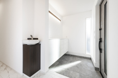 玄関横の洗面コーナー施工例。帰宅後すぐに手洗い・うがいができ、ウイルスや花粉の室内持ち込みを防ぎます。