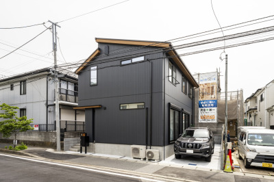 ダークグレーの重厚感と明るいブラウンの温もりが調和した外観デザイン。上質さと親しみやすさを併せ持つ、洗練されたモダンスタイルが住まいの印象を引き立てます。