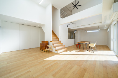 ソーホースタイルの開放的なLDK施工例。ゆったりとした空間が家族のくつろぎを演出します。