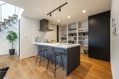 家族の会話が弾む対面キッチン。作業動線がスムーズで、料理や片付けもテキパキはかどり、家事が楽しくなります。