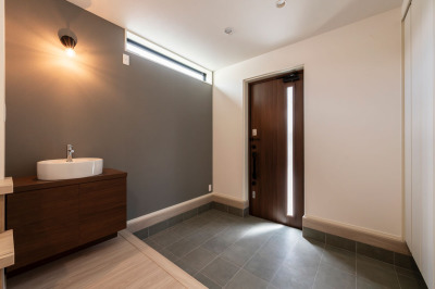 玄関横に設けた、手洗い・うがいでウイルスや花粉対策もできる洗面スペース施工例