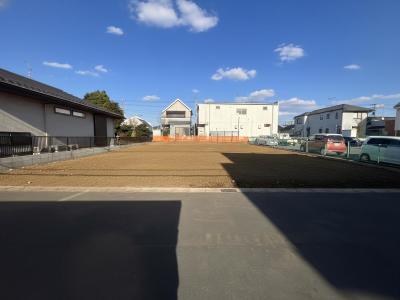 太陽の光が映える、明るく開放的な現地