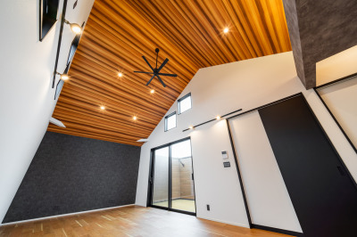 開放感あふれる勾配天井の2階LDK施工例。勾配天井が生む開放感あふれる2階LDK。窓から差し込む光と心地よい風が家族の時間をより豊かにし、広々とした居心地のよい空間を演出します。