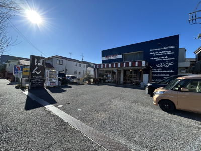 人気のパン屋さん「サフラン」のすぐ近くが現地です