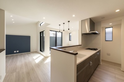 【２号棟】料理をしながら、リビングで遊ぶ子どもにも目が届く。見守り動線で叶える、家族想いの住まい。