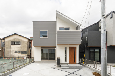 【3号棟外観】シンプルながらも個性的な色使いが際立つ外観スタイル