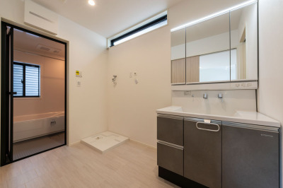 【２号棟】生活感を抑えた美しいデザインと、実用性を兼ね備えた毎日の家事をもっと効率的にしてくれる、スマートランドリー空間。