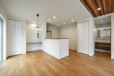 【3号棟】水まわりをキッチンの裏側に集約し、移動のムダを減らした家事効率のよい間取りです。