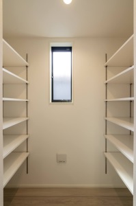 【2号棟】キッチン脇のパントリー