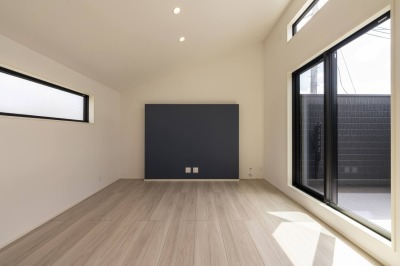 【２号棟】配天井の伸びやかな空間に、柔らかな光の間接照明が映えるリビング。ワンランク上の暮らしを感じる贅沢なひとときをお過ごしください