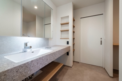 使うたびに気分が上がる、自分らしくカスタマイズできるカウンター式の造作洗面化粧台