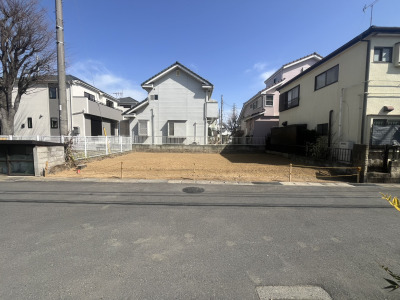 幅員5ｍの道路に接道する、開放感ある立地