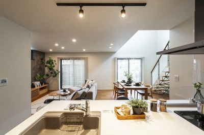 ペニンシュラ型キッチンから、家族の気配を感じられるリビング・ダイニング