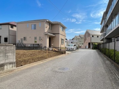 ゆとりある6ｍ公道に面し、間口は8ｍ以上。
車の出し入れがしやすく、駐車計画にも余裕が持てる住まいづくりに適した土地です。