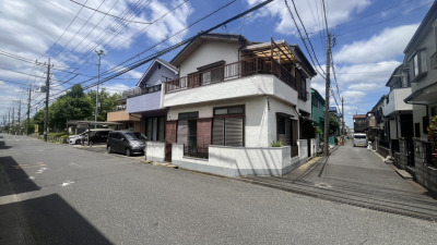 明るい太陽の光が差し込む陽当たりのよい現地。