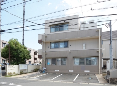 保育園に併設された子育て中の家庭を応援する松戸市の子育て支援センター。妊婦さんや０歳の赤ちゃんから親子で行くことのできる交流の場となっています。育児情報の提供や子育て相談、地域の親子への施設開放や育児講座の実施を行っています。