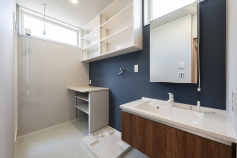 収納や作業台が設置された洗面室施工例。使い勝手が良く、便利です。