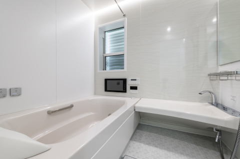 1日の疲れを癒すユニットバス施工例。温かなお湯に浸かって、ホッと一息ついてください。