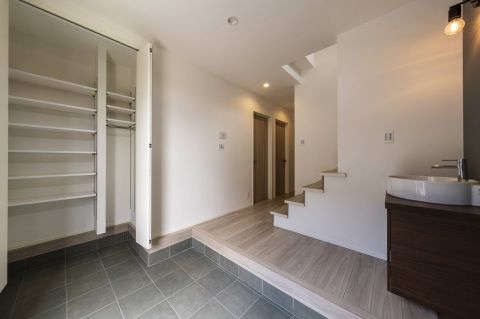 【2号棟】広々とした玄関スペース