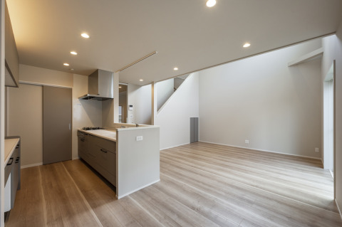 【6号棟】ダイナミックな吹き抜けが開放感を演出するLDK空間