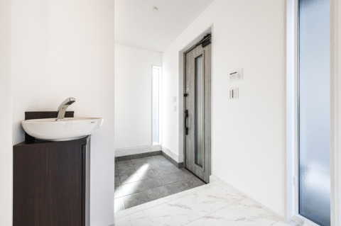 玄関脇の洗面コーナー施工例。帰宅後にすぐ手洗い・うがいができるので、室内にウィルスや花粉を持ち込むことがなくて安心です。