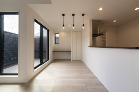 【2号棟】リビングに面したバルコニーは、高めの壁で外からの視線をしっかり遮断。プライバシーを守りながら、青空や心地よい風を取り込める安心のリラックス空間です。