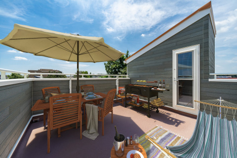 風の通るアウトドアリビングとしての屋上施工例。家族でバーベキューやおうちキャンプなどを楽しめます。