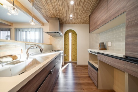 機能的な収納スペースを確保した対面キッチン。開放的な空間で家族やゲストと会話を楽しみながら快適に料理ができます。