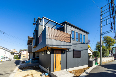 重厚なブラックと木目柄を組み合わせたスタイリッシュな外観デザイン例