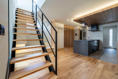 上部へと広がる開放感を演出する階段施工例