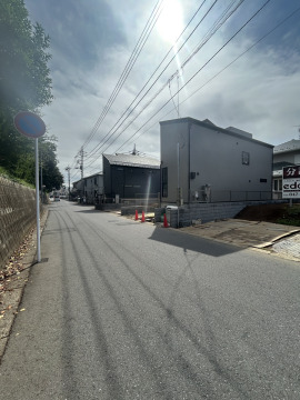 前面道路から見た現地の様子