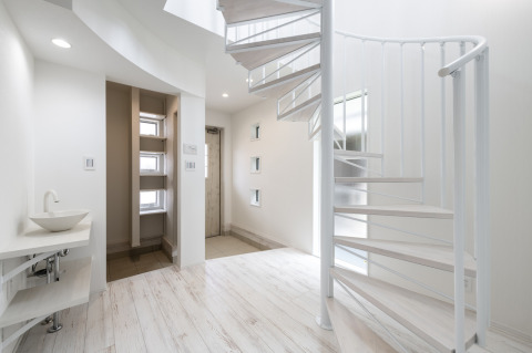 帰宅後すぐに手洗い可能な玄関ホールに洗面コーナーを作った施工例。清潔で快適な動線を確保し、衛生的な空間づくりに役立ちます。