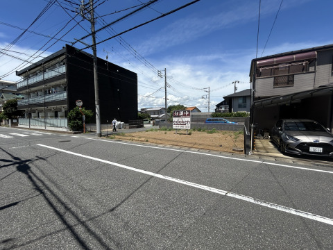 8ｍ公道と4ｍ公道・私道に面した角地に立地。
開放感のある立地で、風通し・日当たりともに良好です。