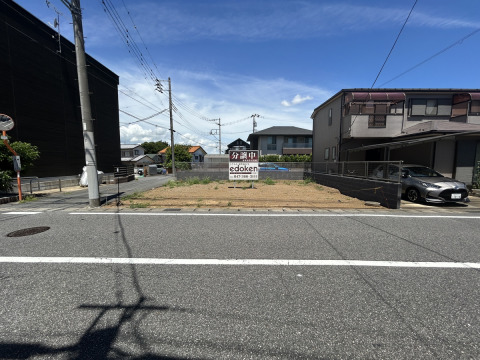 南側約8ｍの道路に面した現地外観。
陽当たり良好で、明るい陽射しがたっぷり差し込む心地よい分譲地です。
