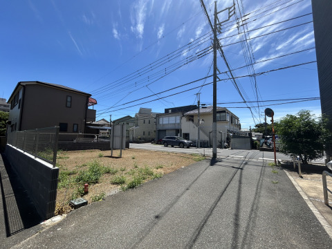 分譲地奥から道路方向を望む眺め。
34坪超のゆとりある敷地で、理想の住まいを自由にプランニングできます。