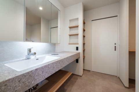 使うたびに気分が上がる、自分らしくカスタマイズできるカウンター式の造作洗面化粧台