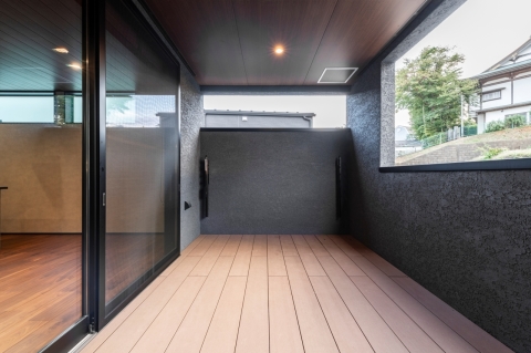 外と内を心地よくつなぐ、ウッドデッキ仕様のインナーバルコニー