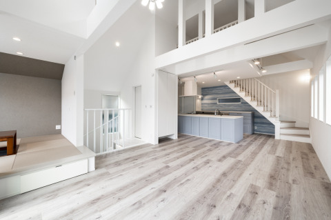 ロフトがもたらす開放感に包まれたLDKは、家族が自然と集う憩いの空間