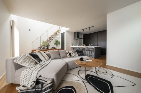 鉄骨階段と吹抜けが織りなす、抜け感のあるスタイリッシュなLDK