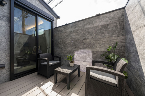 LDKとつながる、風が抜ける中庭デッキ。アウトドアリビングとして、お茶やお子様の遊び、ヨガなど多彩に楽しめる空間。