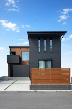 端正なフォルムと異素材が織りなす、品格あるモダン邸宅の外観施工例。