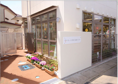 保育園に併設された子育て中の家庭を応援する松戸市の子育て支援センター。妊婦さんや０歳の赤ちゃんから親子で行くことのできる交流の場となっています。育児情報の提供や子育て相談、地域の親子への施設開放や育児講座の実施を行っています。