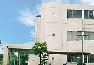 0歳から3歳の乳幼児とその保護者が気軽に集える場所。遊びや交流、友達づくりの場、子育て相談の場として利用できます。