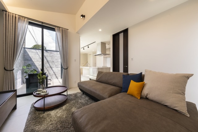 1号棟～光の中庭、リビングガーデンテラスのある家
「何気ない毎日の時間を、かけがえのない「家族の思い出」に変える住まい」

■土地面積：121.36㎡
■建物面積：101.01㎡
■間取り　：３LDK＋リビングガーデンテラス　
　　　　　　※間仕切り壁対応プラン　
■カースペース：２台分　※１台は軽自動車となります


