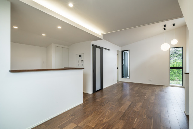 外の視線を気にせず陽だまりの中でくつろげる。 - 2階リビングが家族の“特別な場所”になる。