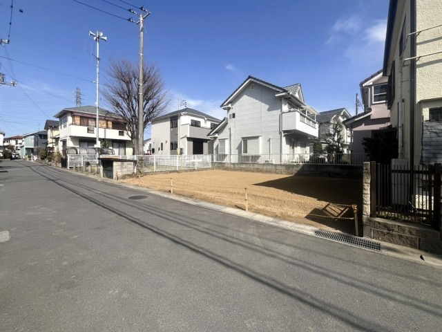 現地周辺は車の通行が少ない落ち着いた住環境です