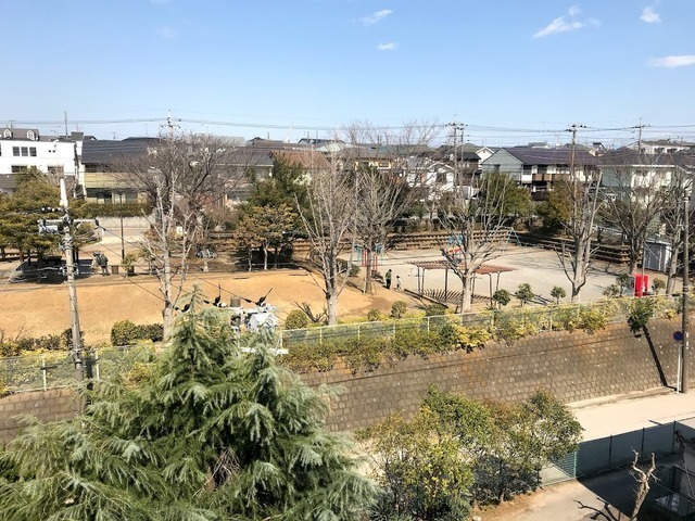 徒歩3分の八ヶ崎公園の緑に癒される、心地のよい住環境。
家族で安心して暮らせるロケーションです。

小学校・中学校ともに徒歩10分以内