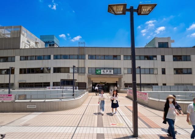 都市の便利さと暮らしやすさが調和するターミナル駅「松戸」駅を最寄りに。
充実した商業施設や多彩な生活利便施設が揃い、都心へも軽快につながる、ゆとりある暮らしを実現します。