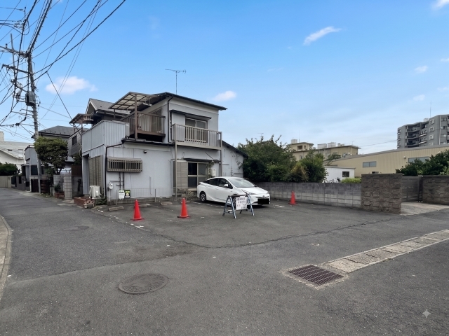 馬橋駅徒歩4分の利便性に加え、現地周辺は車の通りが少なく、落ち着いた住環境も魅力。隣地は現在駐車場となっており、開放感を感じられる立地です。